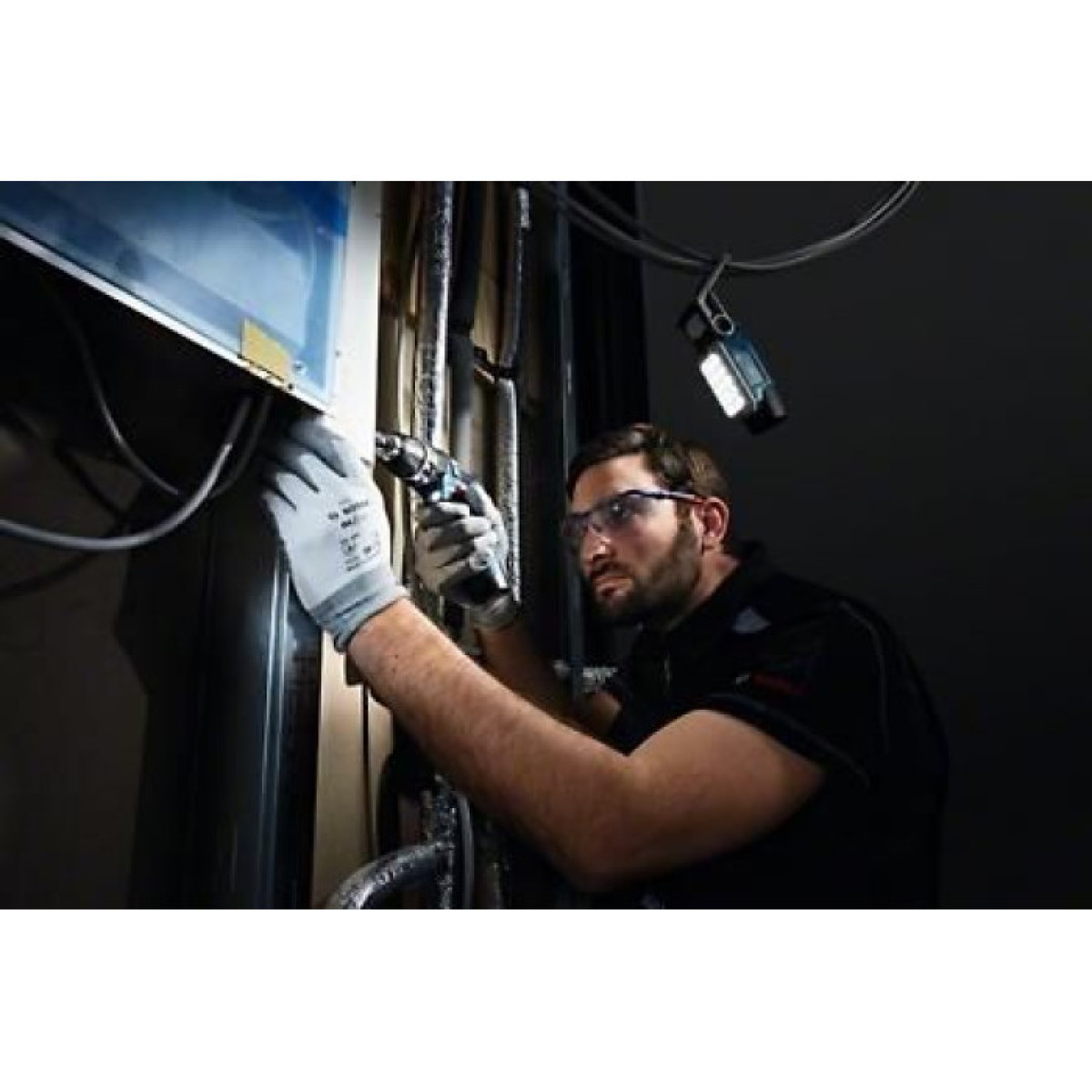 Ліхтар акумуляторний Bosch GLI 12V-330 BB Professional з 1 акб GBA 12 V 2,0 Ah, з/п GAL 1210 CV (06014A0000+1600A01L31)