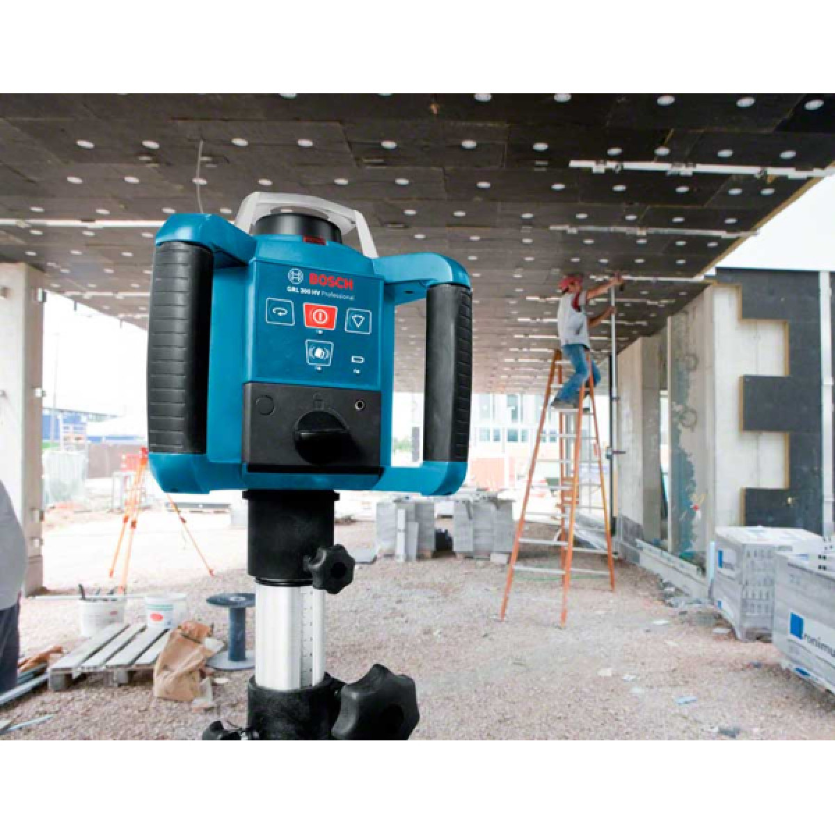 Ротационный лазерный нивелир Bosch Professional GRL 300 HV в чемодане с приемником LR1, пультом RC1, держателем WM 4, с/у, очками, мишенью (0601061501)