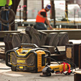 Зарядное устройство-радиоприемник DeWALT (DCR027)