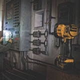 Фонарь светодиодный аккумуляторный DeWALT (DCL043)