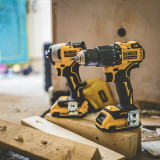 Набір із двох безщіткових інструментів DeWALT (DCK2062D2T)