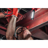 Светодиодный аккумуляторный фонарь с подвижной головкой MILWAUKEE, L4 SL550-301 (4933478869)